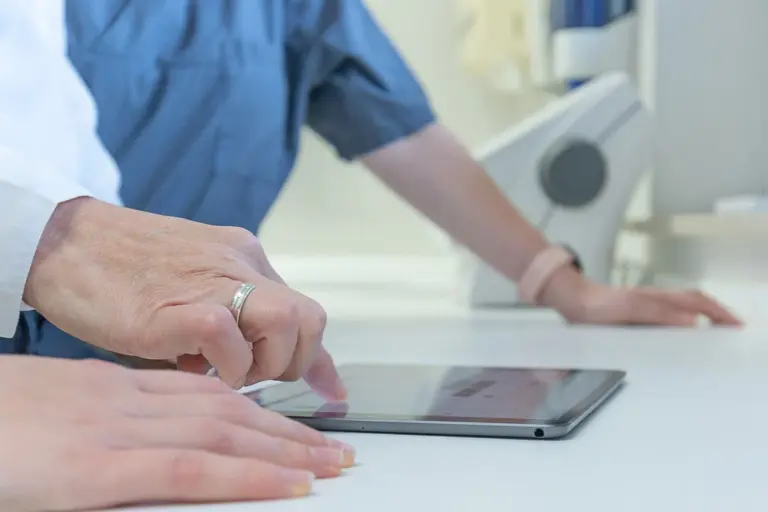 QM am Tablet gezeigt welches auf dem Tisch liegt