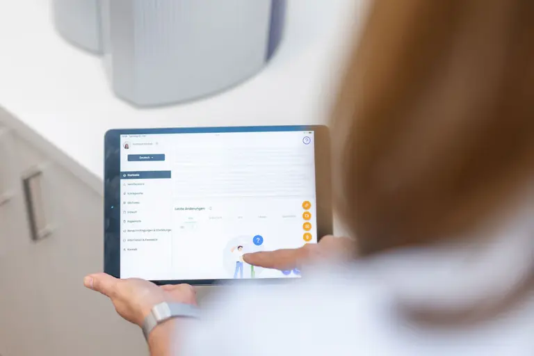 EINO QM-Strukturen am Tablet gezeigt