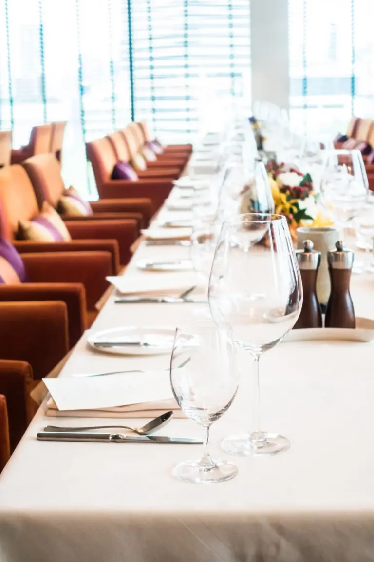 Gedeckte Tafel für ein Event im Hotel