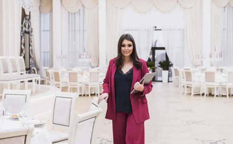 Eventmanagerin im Hotel bereitet eine Hochzeit vor