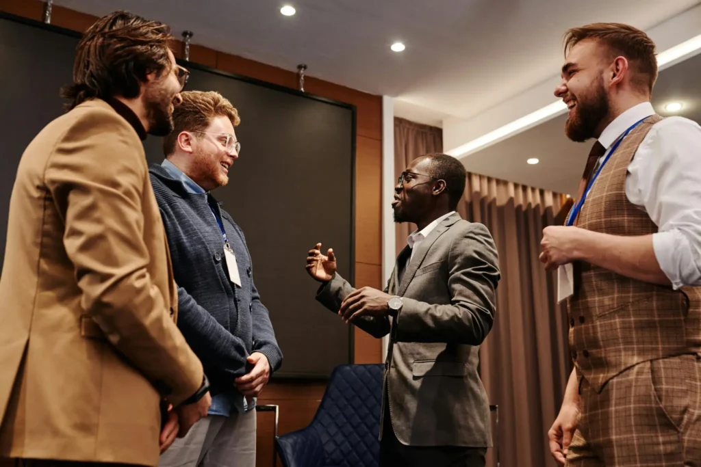Personen im Meetingraum beim Gespräch