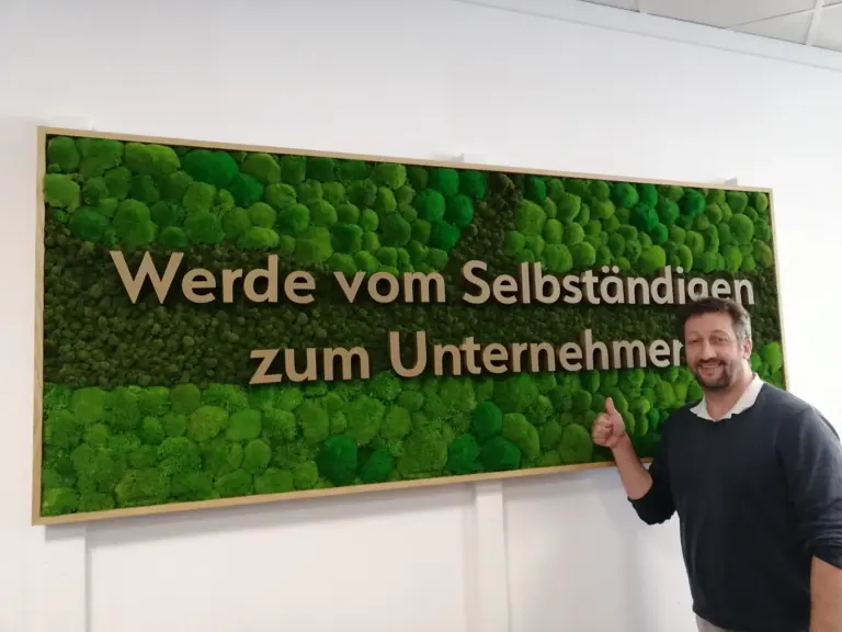Bastian Bannier vor dem Firmen-Banner von Raphael Stenzhorn