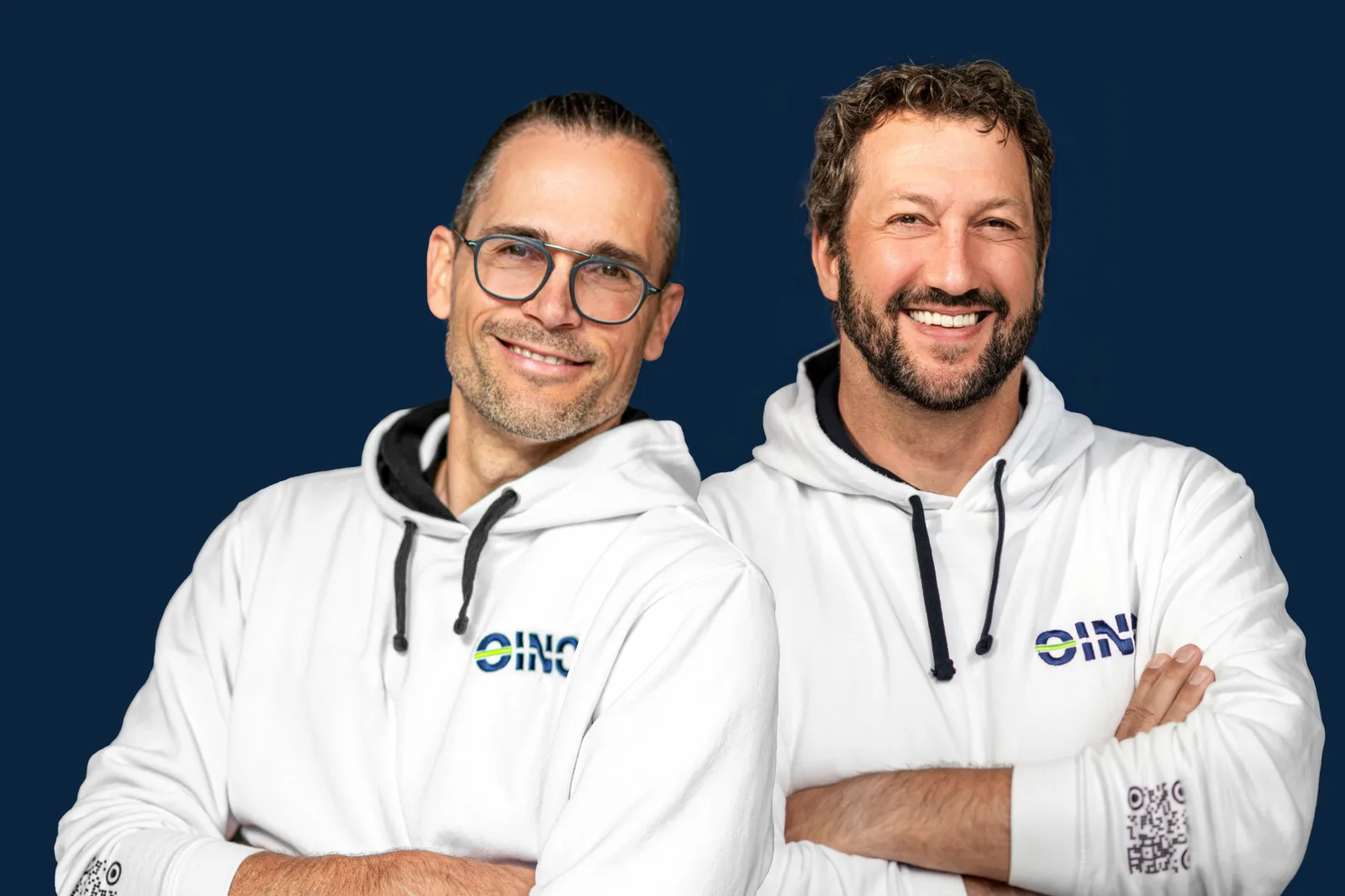 Robert und Bastian in weißen EINO-Hoodies.